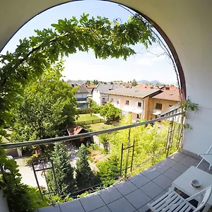 Greenslo Apartment
